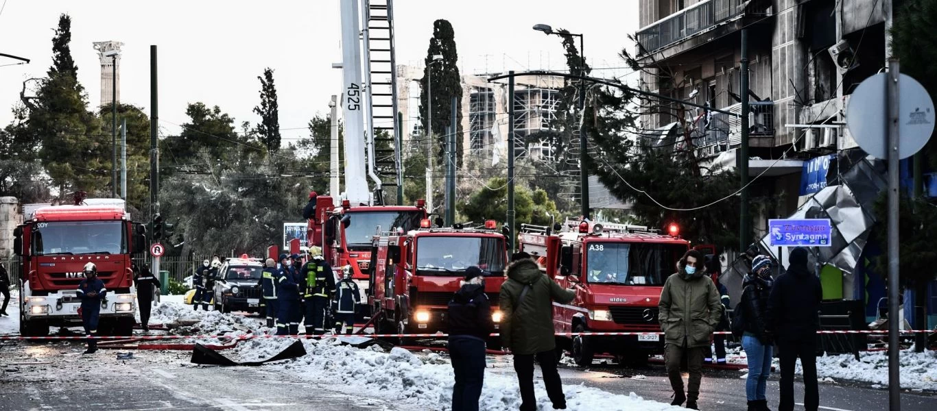 Σοκαριστικά βίντεο δευτερόλεπτα μετά την έκρηξη στην Συγγρού: Στο χειρουργείο ένας άνδρας - Ταξί εκτοξεύτηκε στον αέρα